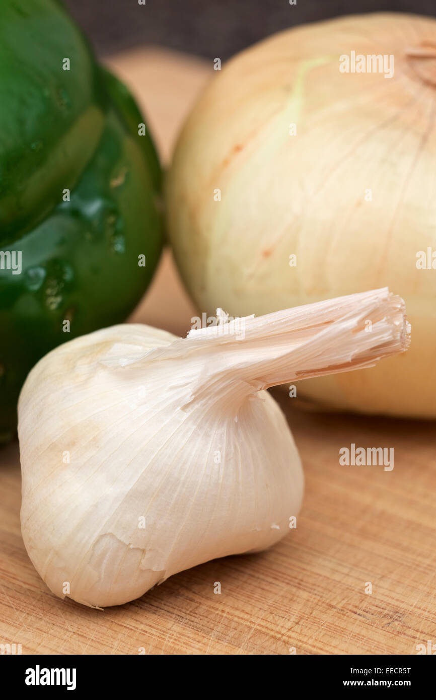Ganze Knoblauchzehe mit süßen Zwiebeln und grünem Paprika in backgraound Stockfoto