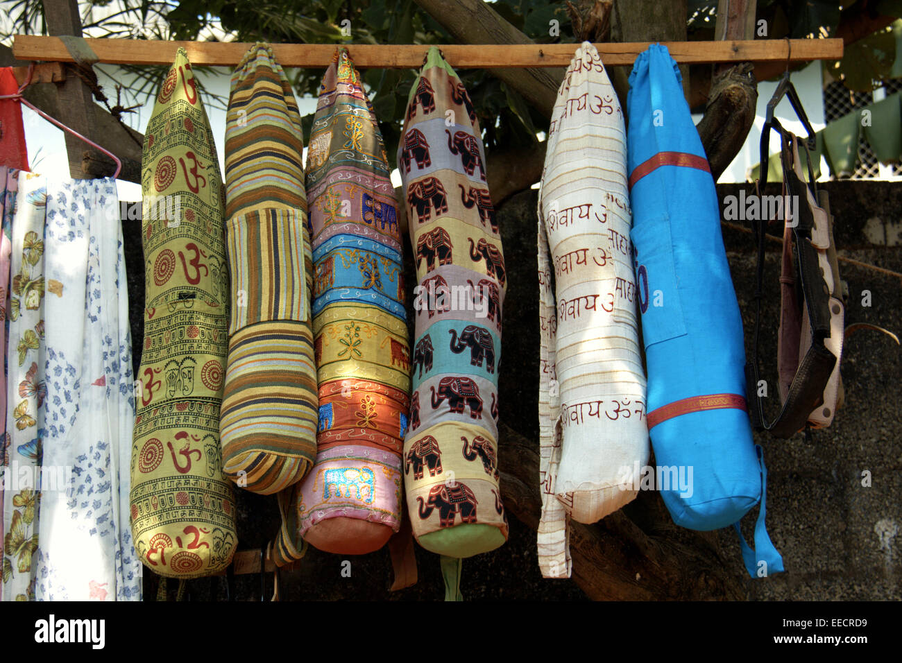 Straßenhändler, die den Verkauf indische Baumwolle Kleidung und waren, Varkala, Papanasam, Kerala, Indien Strand Stockfoto