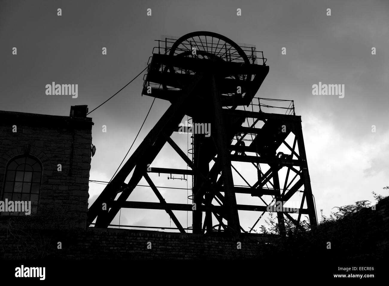 Old Abandoned Welsh Coal Mine Pit Head Gear Silhouette, stürmischer Himmel. Aufgenommen in Hopkinstown, Pontypridd, Südwales Stockfoto