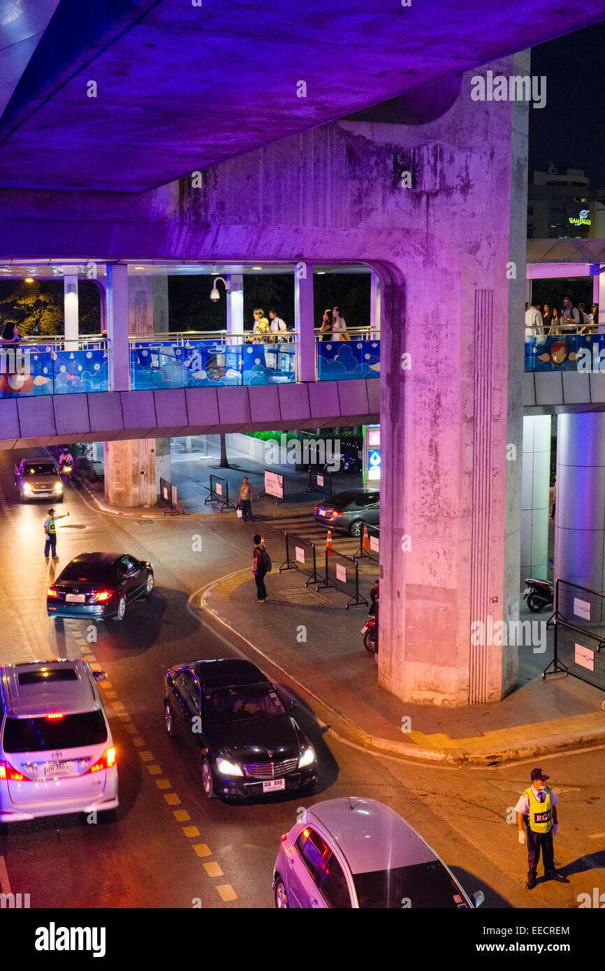 Straße unter Skytrain, Bangkok, Thailand Stockfoto