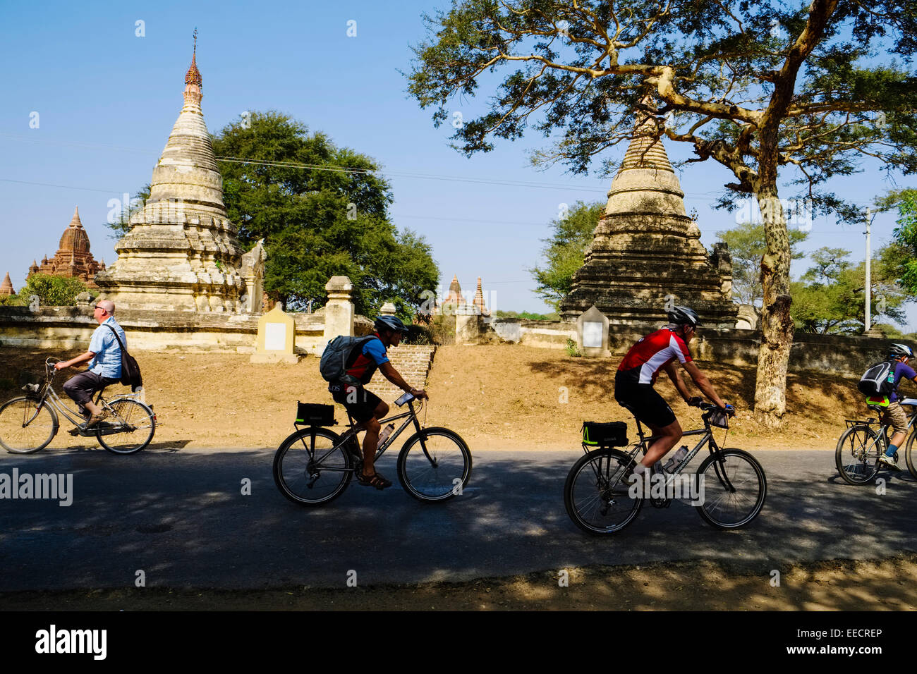 Radfahrer auf der Straße in der Nähe von Nyaung U, Bagan, Myanmar Stockfoto