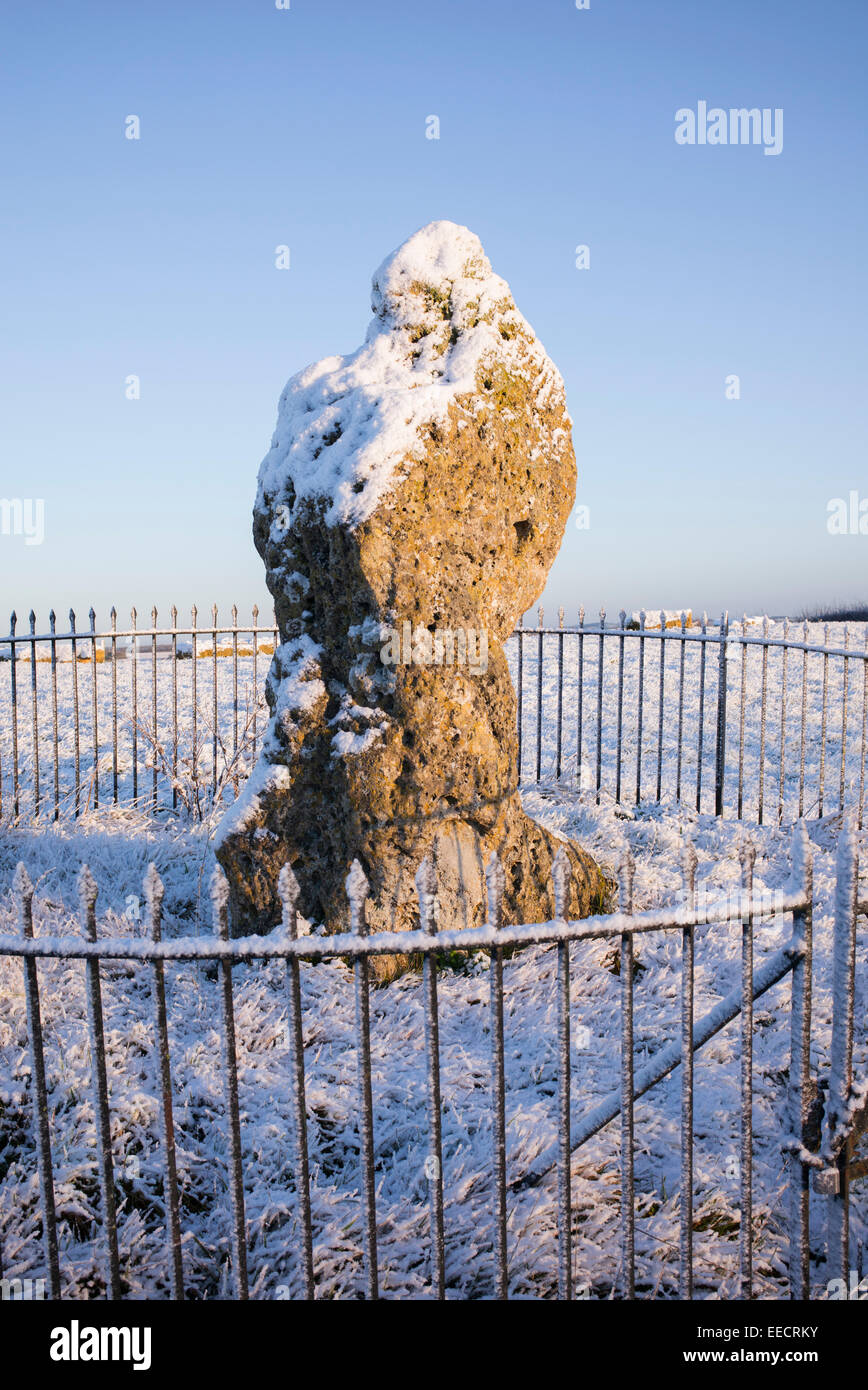 King Stone bei den Rollright Stones überdacht im Schnee im Winter. Oxfordshire, England. Stockfoto
