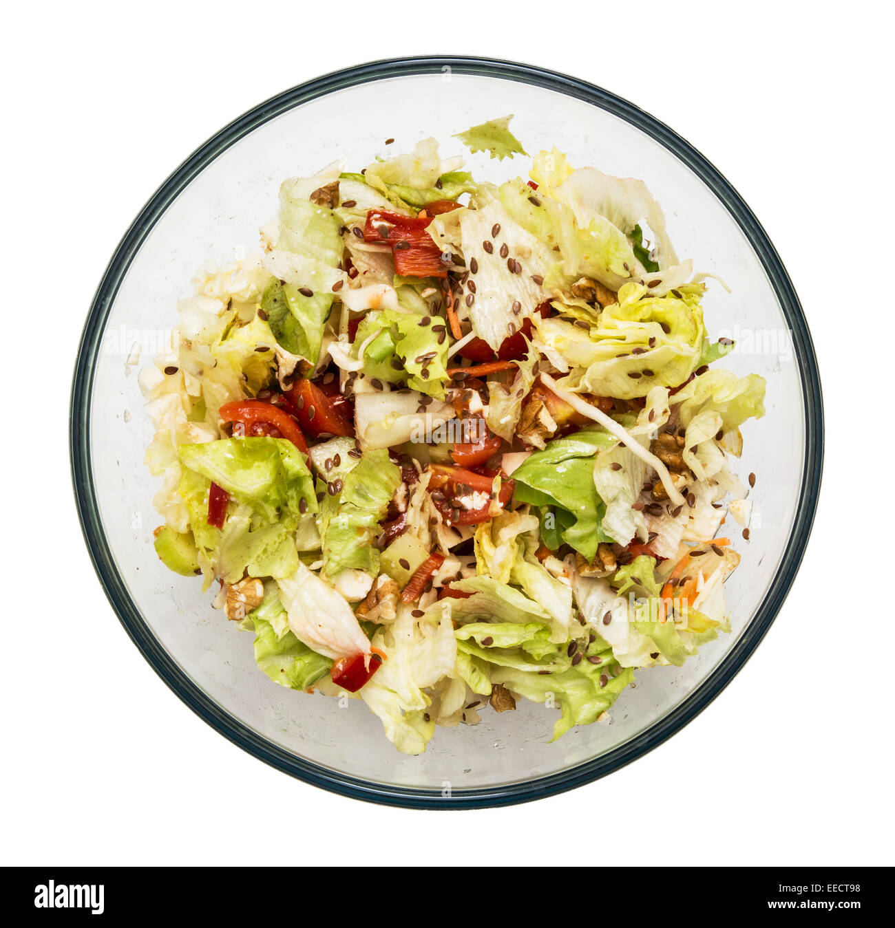 Gesunden und schmackhaften Salat in die Runde Glasschale auf weißem Hintergrund. Stockfoto