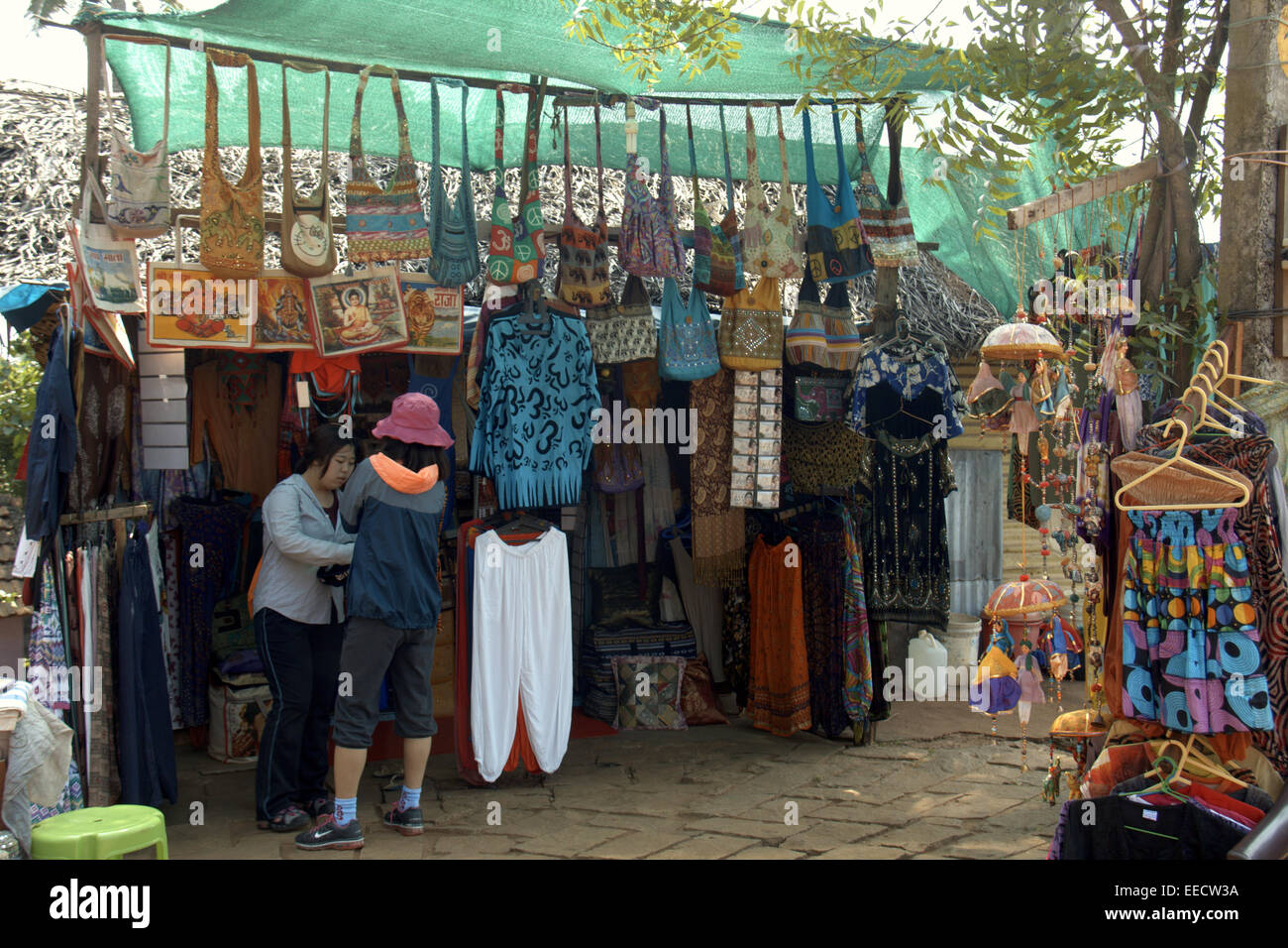 Touristische Kontrolle der Straßenhändler, die indische Baumwolle Kleidung und Waren, varkala, Papanasam Beach, Kerala, Indien, pradeep Subramanian Stockfoto