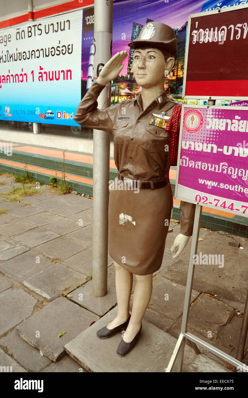 Lebensgroße Figur der Frau in Uniform, Bangkok, Thailand Stockfoto