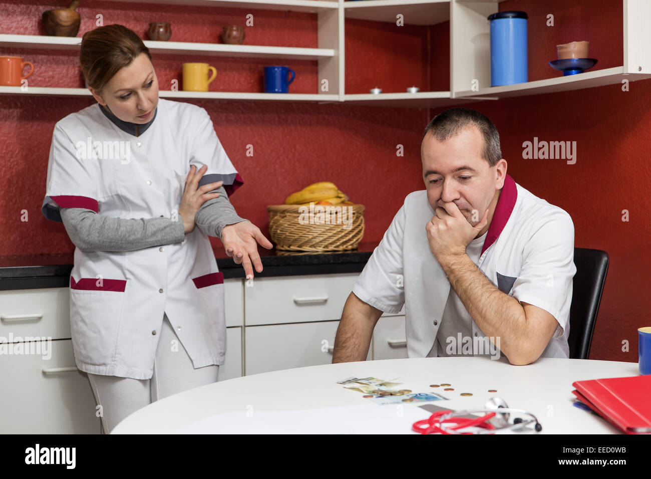 zwei Krankenschwestern dazu führen, dass ein Problem sprechen, Konzept weniger Geld Stockfoto