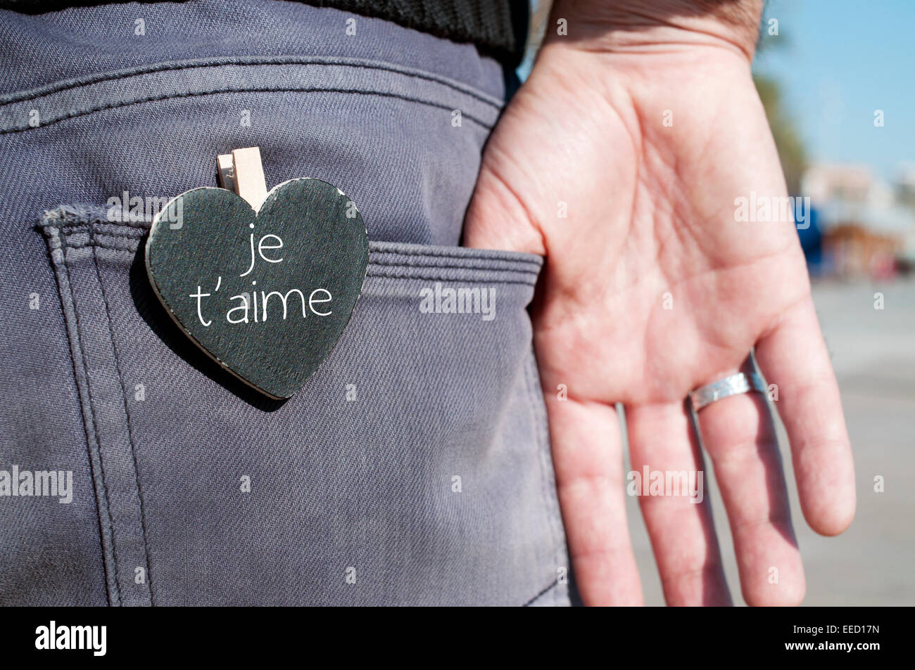 eine Herzform Tafel mit dem Text Je t Aime, ich liebe dich geschrieben Französisch, in der Gesäßtasche der Hose eines jungen m Stockfoto
