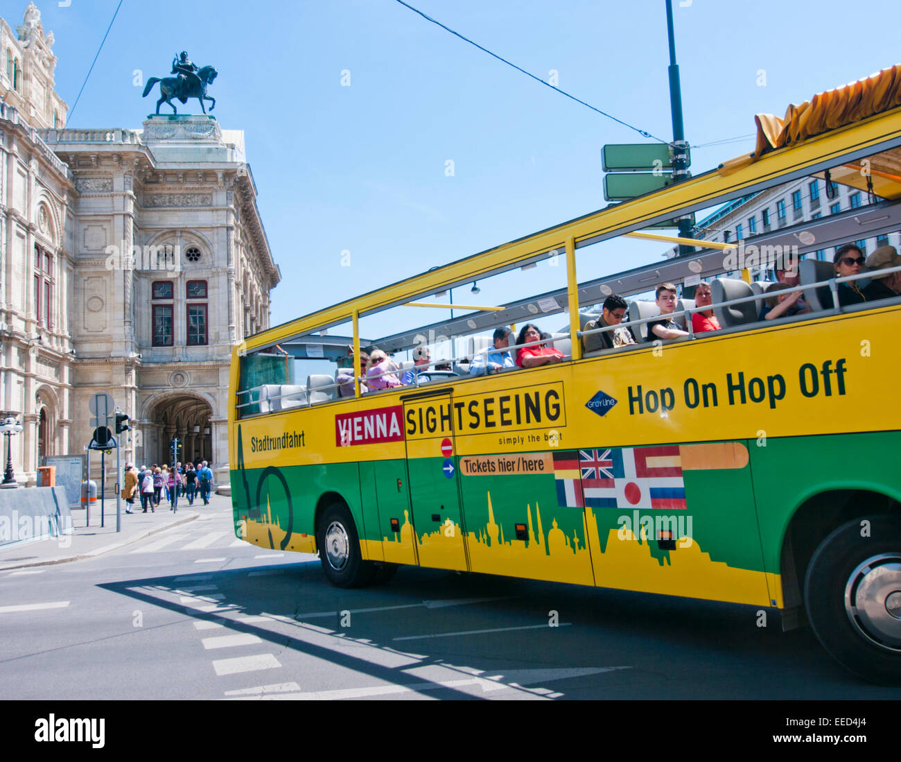Ein Sightseeing-Bus, vorbei an der Wiener Staatsoper in Österreich Stockfoto