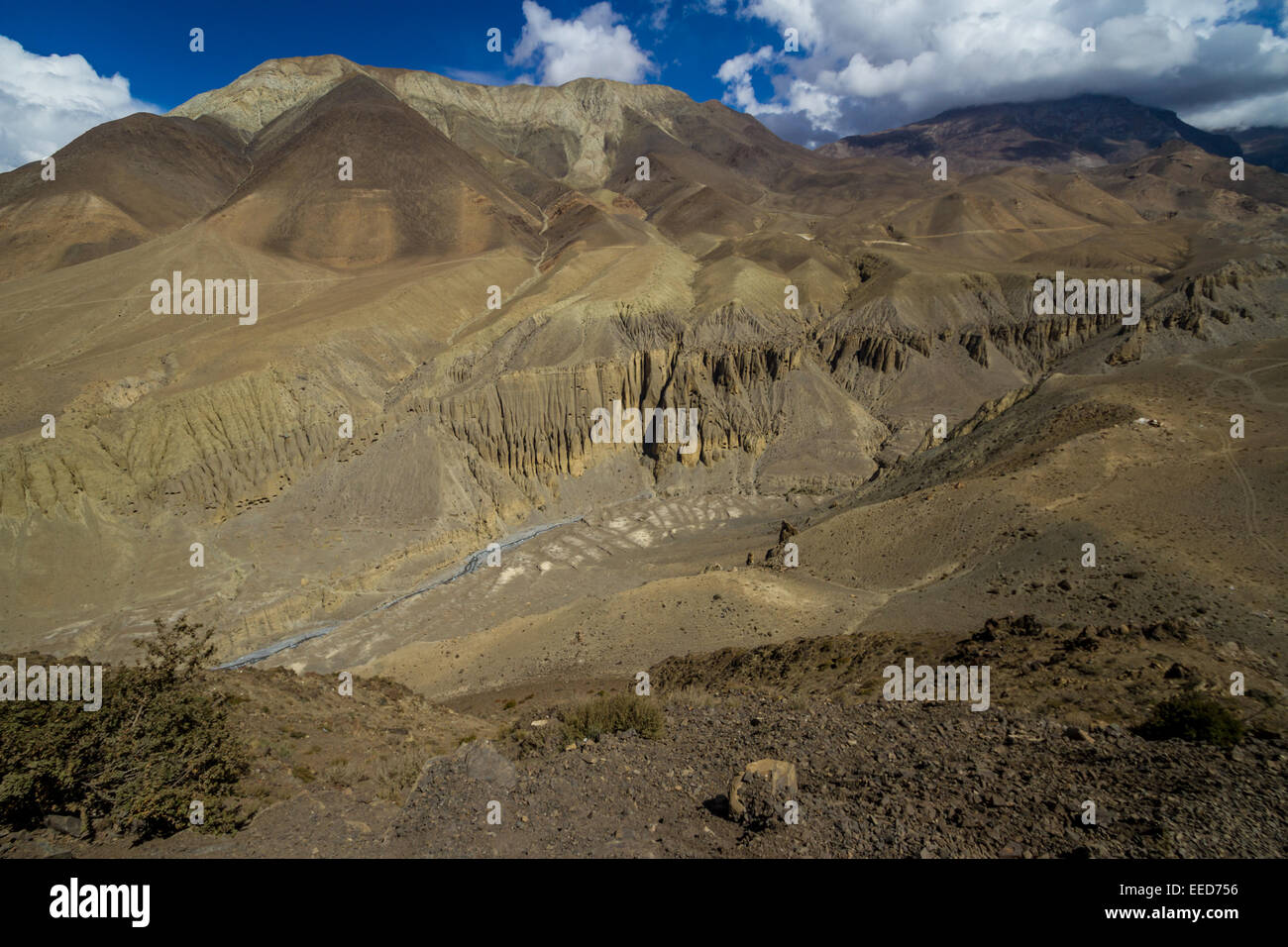 Blick auf einen Fluss und Cayon in Richtung Stadtteil eingeschränkt Upper Mustang in Nepal, aus in der Nähe des Annapurna trekking begründeten Stockfoto