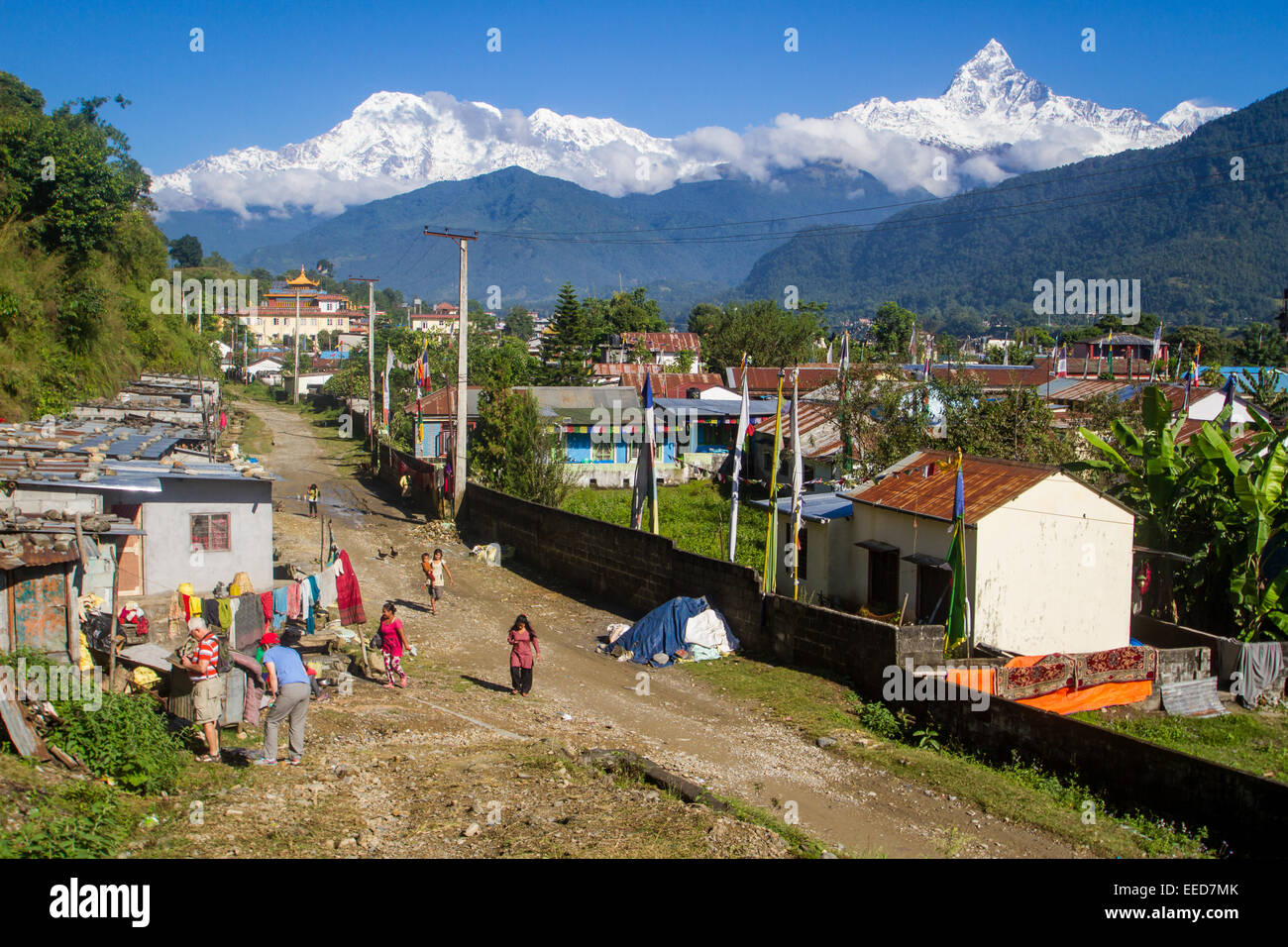 Ein Flüchtlingslager nahe der Stadt Pokhara, Nepal, für die Tibeter und andere Flüchtlinge. Der Höhepunkt der Machhapuchhre ist im Hintergrund. Stockfoto