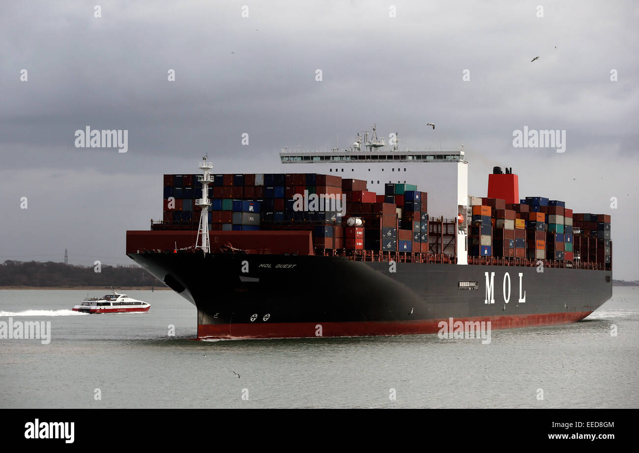Ein Containerschiff sieht in den Solent Ankunft in Southampton Docks in England Januar 2015 Stockfoto