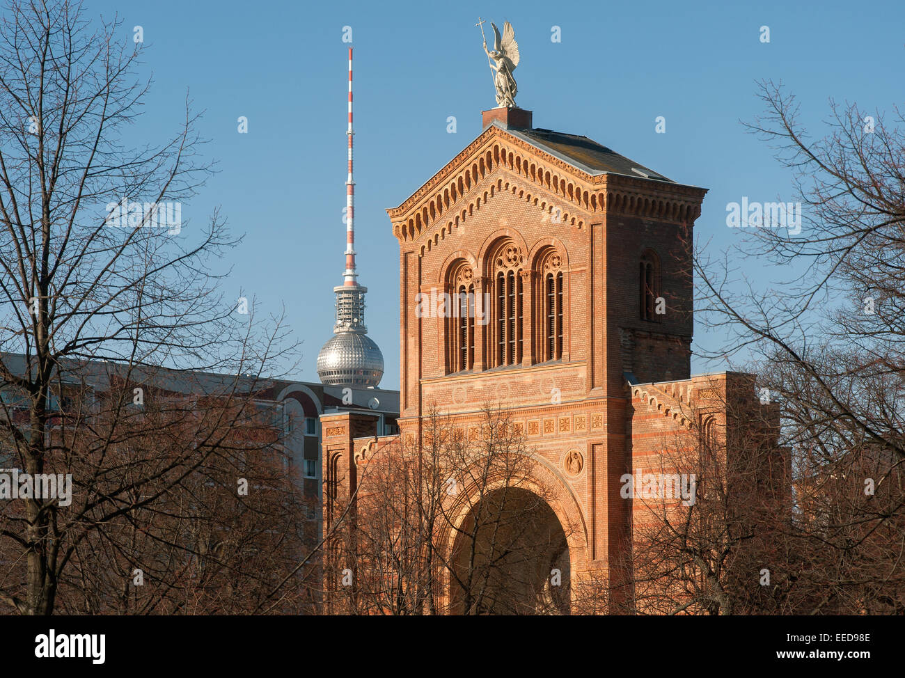 Berlin, Deutschland, Portal der St. Michaelskirche mit Fernsehturm in Berlin-Mitte Stockfoto