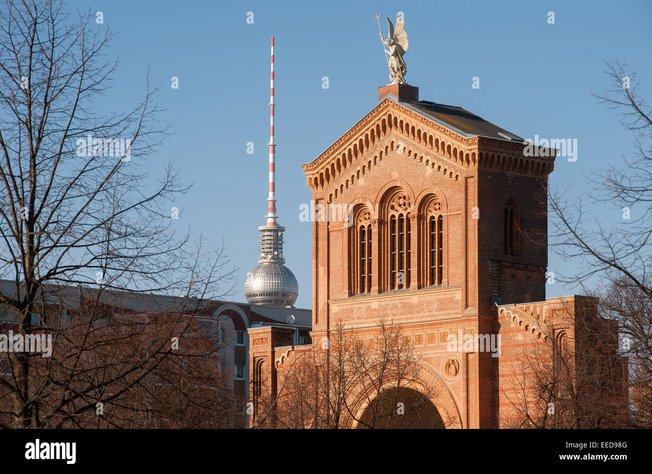 Berlin, Deutschland, Portal der St. Michaelskirche mit Fernsehturm in Berlin-Mitte Stockfoto