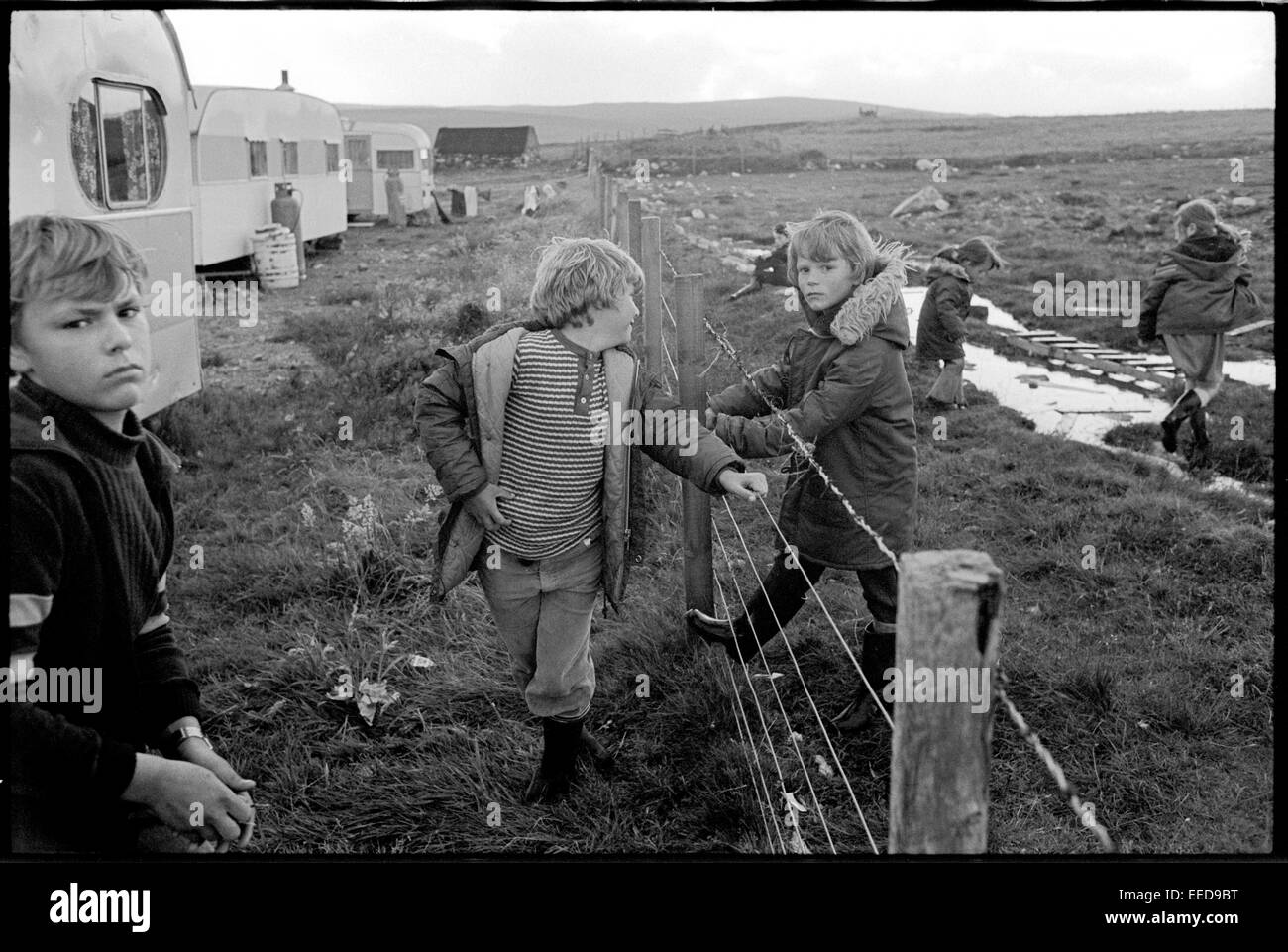 Kinder spielen im Caravan Park, Hillswick, Shetland.The Gelände vor allem Bauarbeiter am Sullom Voe. Stockfoto