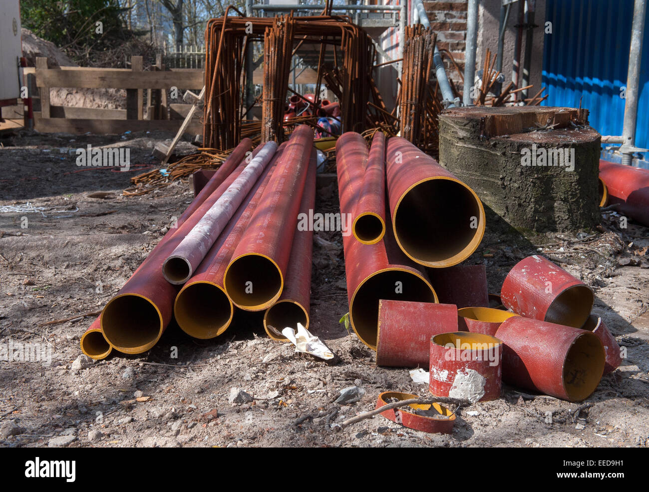 Berlin, Deutschland, Fertigteile für Rohrleitungen liegen auf einer Baustelle Stockfoto