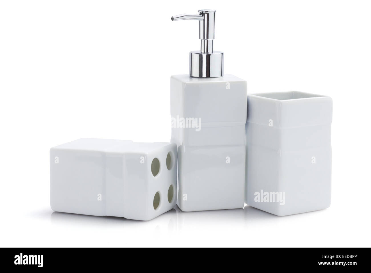 Toilettenartikel, Spender und Behälter auf weißem Hintergrund Stockfoto