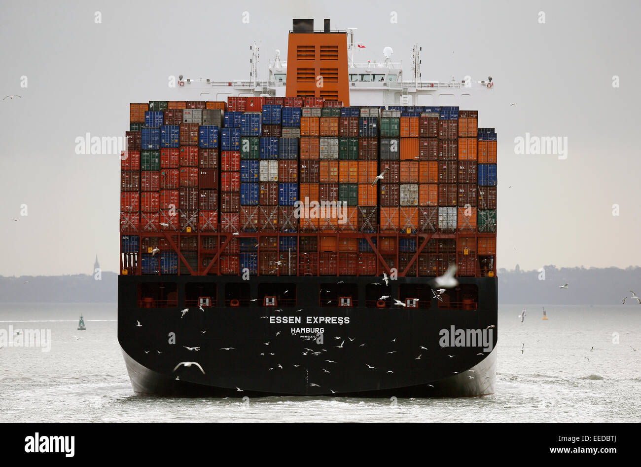 Möwen folgen Essen Express Container-Schiff segelt nach dem Ausscheiden aus Southampton Docks in England Januar 2015 in The Solent Stockfoto