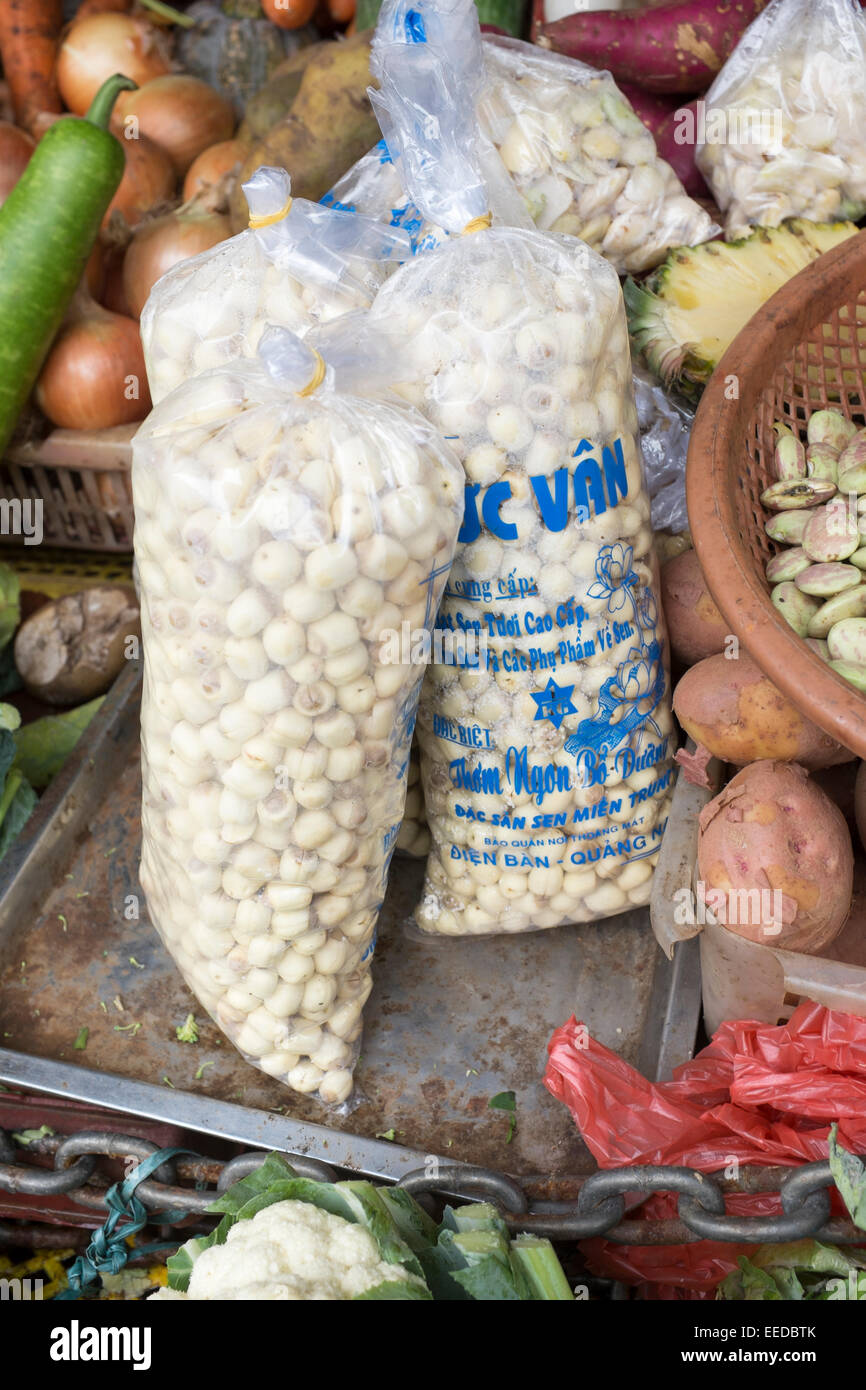 Taschen von Lotus Samen oder Nüssen zum Verkauf auf Markt in Hoi an ein Stockfoto