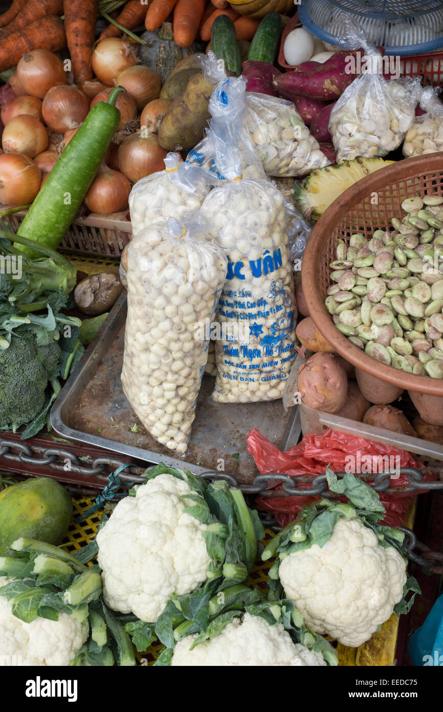 Taschen von Lotus Samen oder Nüssen zum Verkauf auf Markt in Hoi an ein Stockfoto