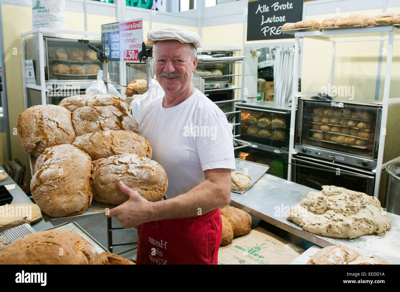 berlin deutschland 16 januar 2015 volker kasing posiert mit seinen hausgemachten brot in der niedersachsischen halle auf dem messegelande in berlin deutschland 16 januar 2015 die internationale grune woche ist bis 25