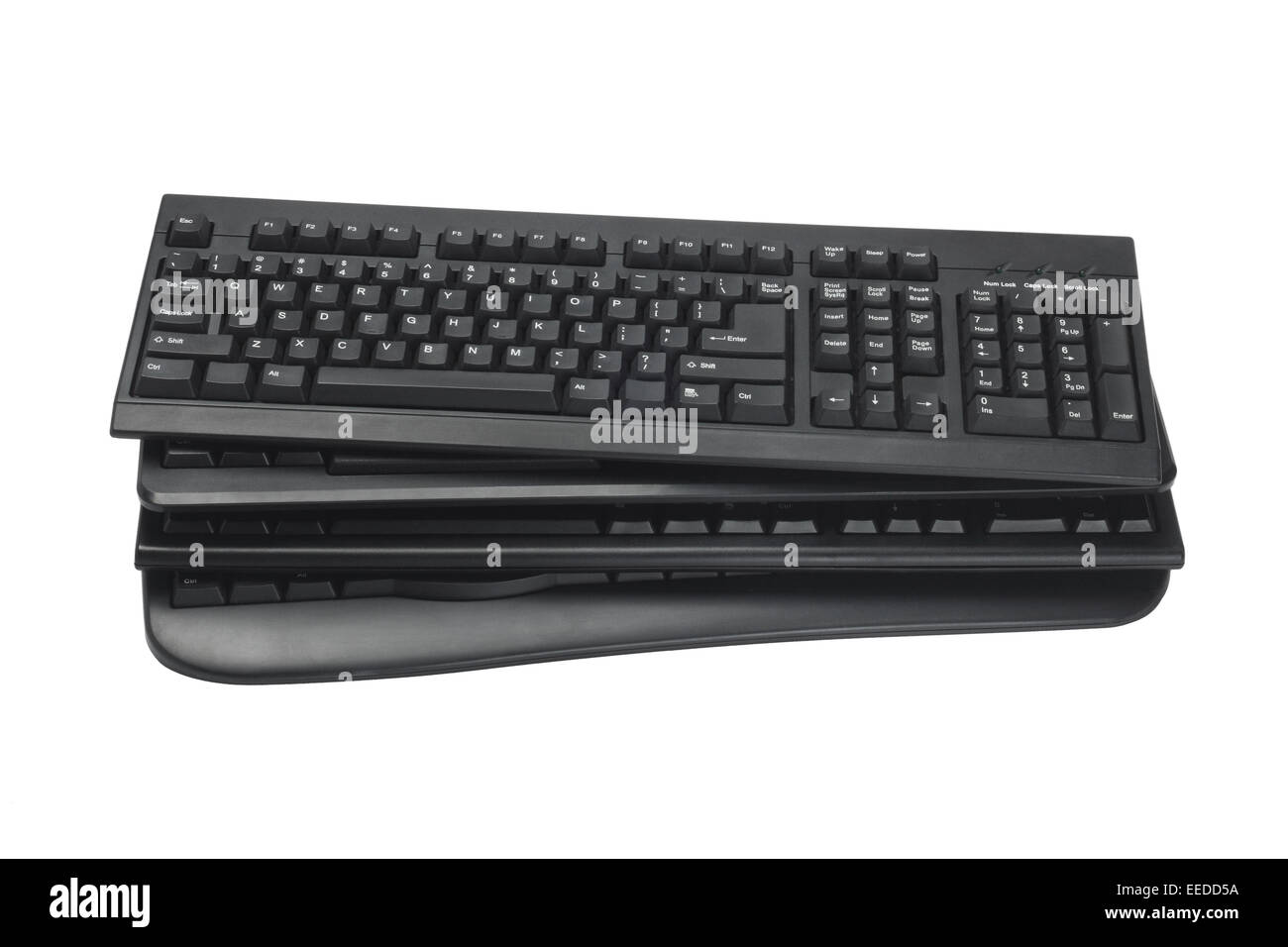 Stapel von schwarzen Computertastaturen auf weißem Hintergrund Stockfoto