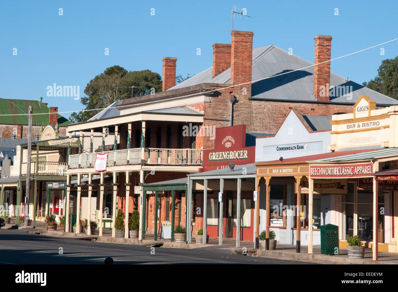 Australian Road-Trip: Straßenzüge von Beechworth, eine Goldgräberstadt in NE Victoria. Das große Gebäude ist das ehemalige Sterne-Hotel. Stockfoto