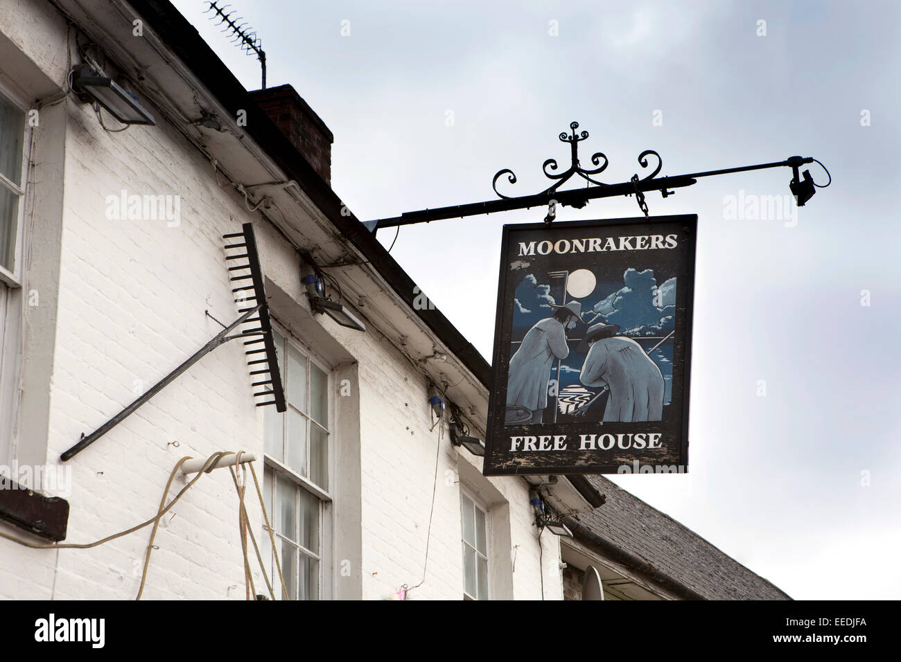 Großbritannien, England, Wiltshire, Pewsey, Moonraker Kneipe Zeichen in Bezug auf lokale Volkssage Stockfoto