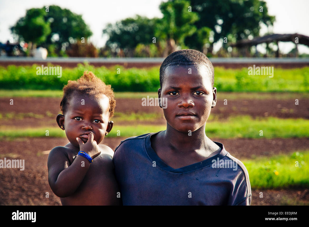 Porträt der jungen Frau mit ihrem Baby, Mali. Stockfoto