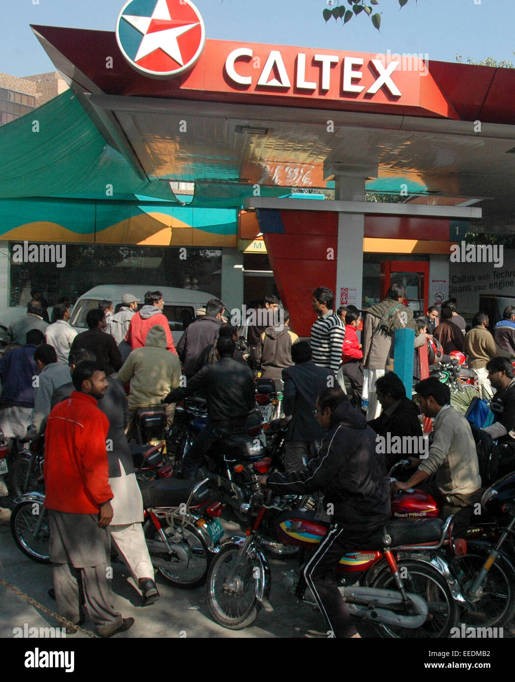 Lahore. 16. Januar 2015. Motorradfahrer in die Warteschlange an einer Tankstelle wegen Benzin-Knappheit in Ost-Pakistan Lahore, 16. Januar 2015. Mangel an Benzin weiter am vierten Tag in verschiedenen Bereichen des Punjab, Lahore darunter, während Federal Minister für Erdöl Shahid Khaqan Abbasi zugesichert hat, diese Situation durch Sonntag verbessert werden. © Schröder/Xinhua/Alamy Live-Nachrichten Stockfoto
