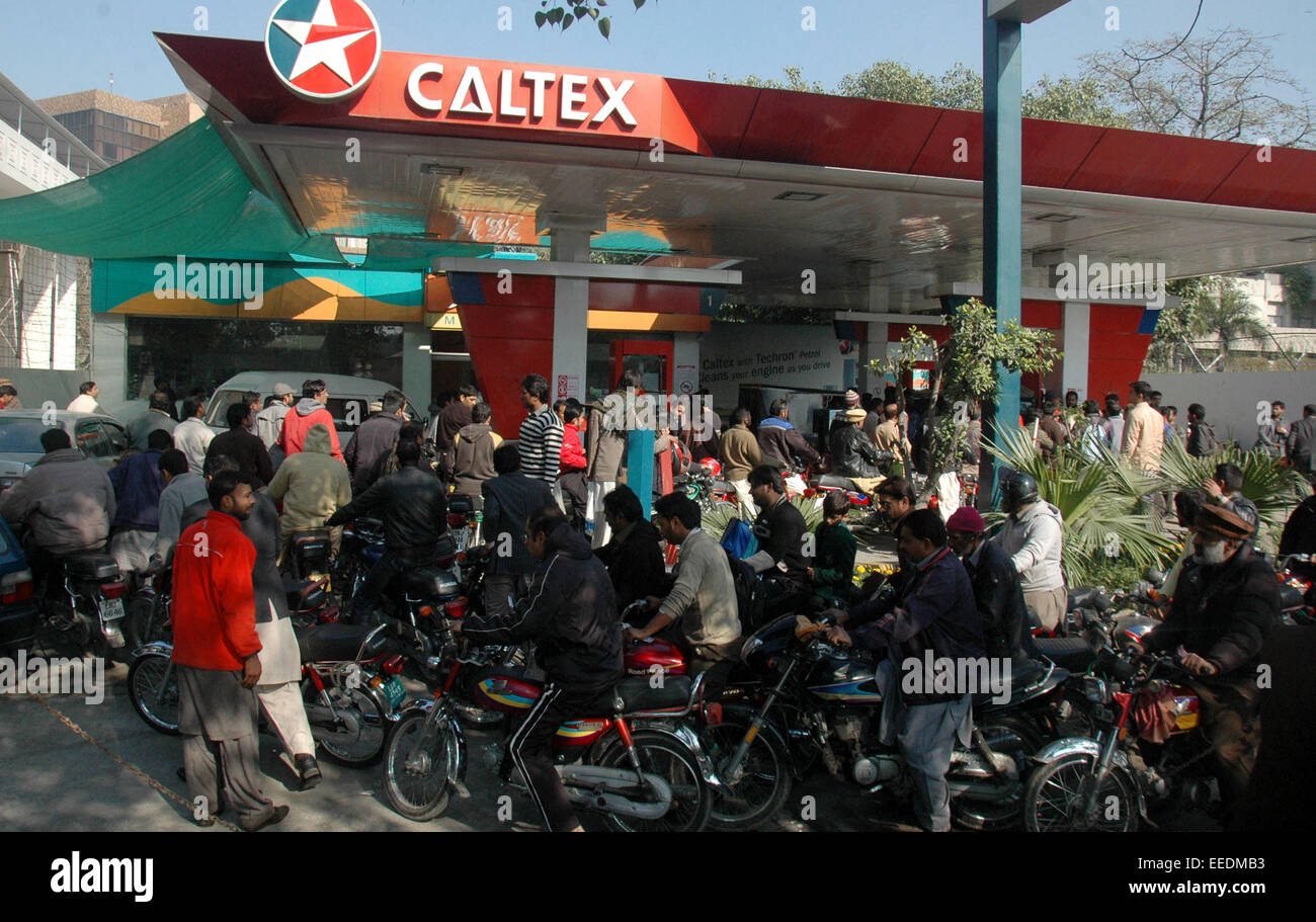 Lahore. 16. Januar 2015. Motorradfahrer in die Warteschlange an einer Tankstelle wegen Benzin-Knappheit in Ost-Pakistan Lahore, 16. Januar 2015. Mangel an Benzin weiter am vierten Tag in verschiedenen Bereichen des Punjab, Lahore darunter, während Federal Minister für Erdöl Shahid Khaqan Abbasi zugesichert hat, diese Situation durch Sonntag verbessert werden. © Schröder/Xinhua/Alamy Live-Nachrichten Stockfoto