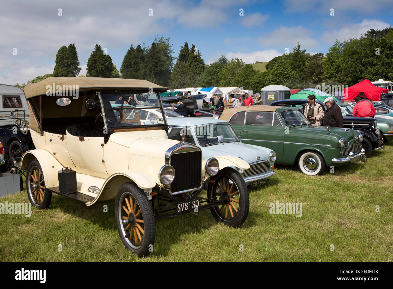 Großbritannien, England, Wiltshire, Dampf und Vintage Fair, Anzeigen Besucher bewundern von Oldtimern Stockfoto