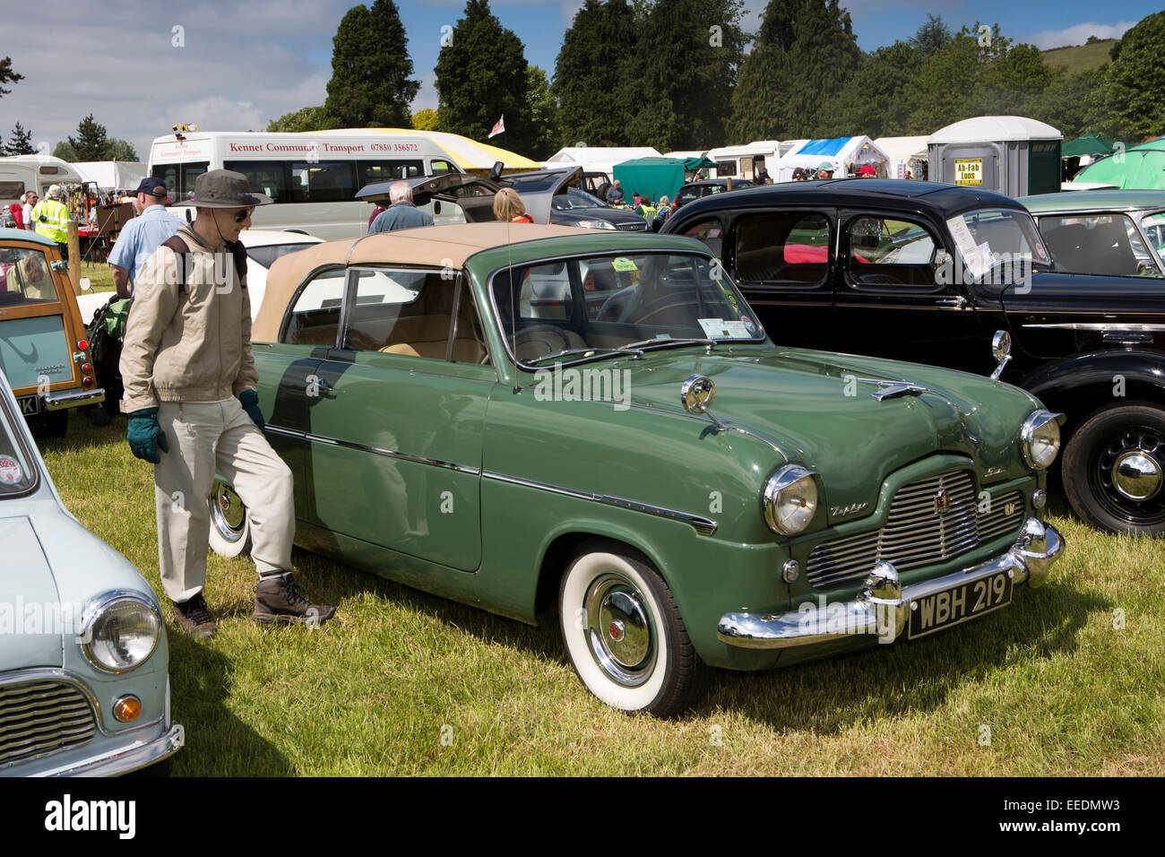 Großbritannien, England, Wiltshire, Dampf und Vintage Fair, fallen Besucher bewundern ungewöhnliche 1950er Jahre Ford Zephyr 6 Kopf Stockfoto