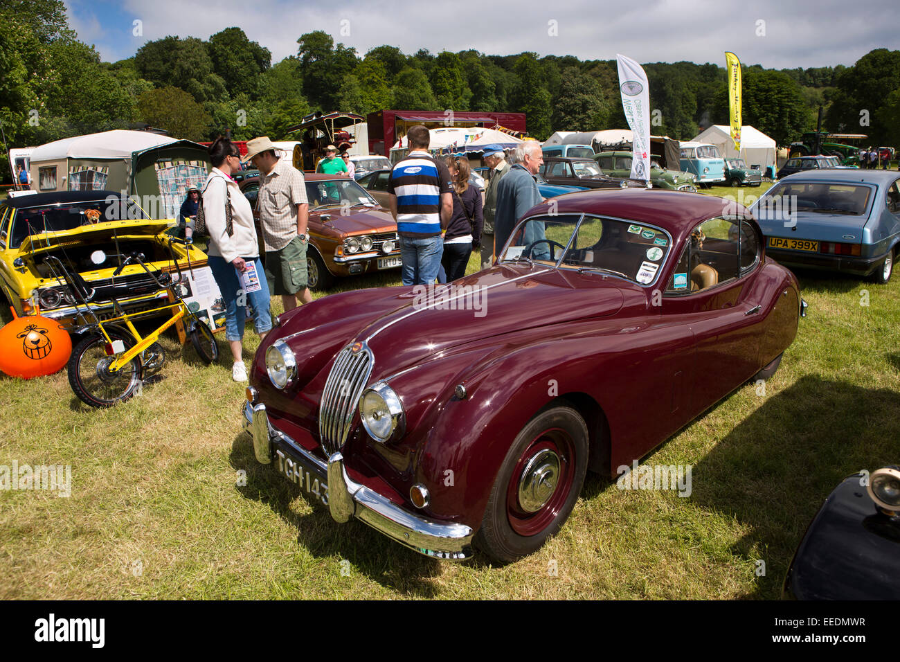 Großbritannien, England, Wiltshire, Dampf und Vintage Fair, sportliche Besucher bewundern der 1950er Jahre Jaguar XK140 Salon Stockfoto