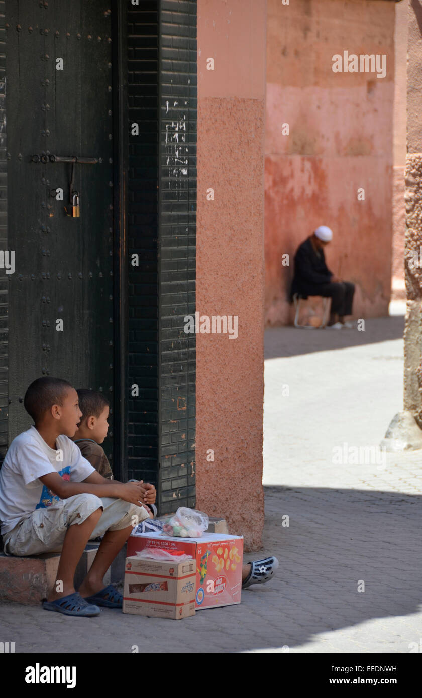 Kinder verkaufen auf den Straßen von Kasbah Marrakesch, Marokko Stockfoto
