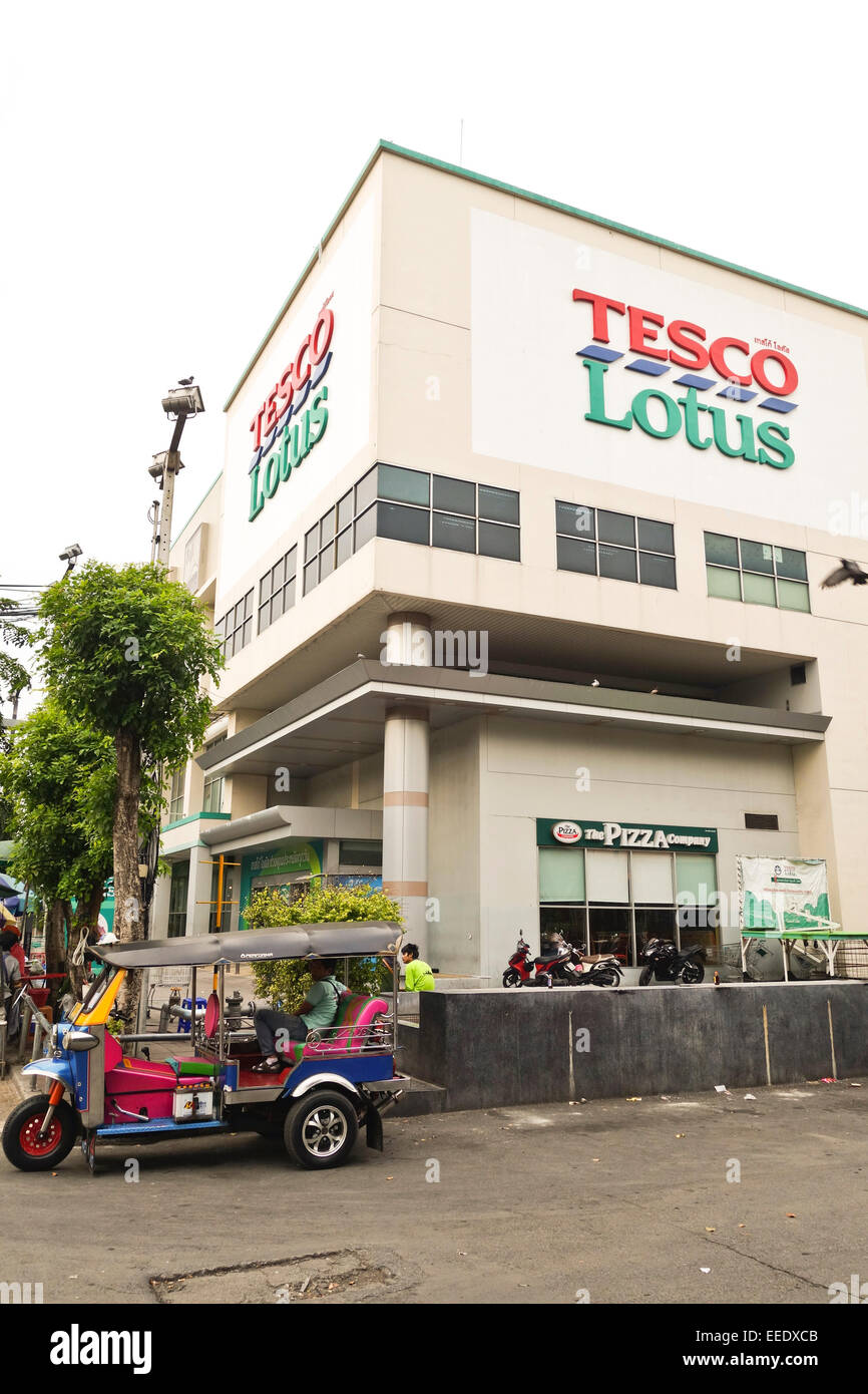 Tesco Lotus Fassade bauen eine SB-Warenhauskette in Bangkok, Thailand Tuk Tuk im Vordergrund. Südost-Asien. Stockfoto
