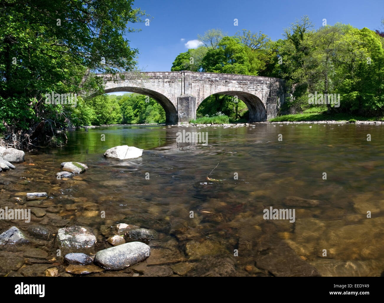 Geringere Hodder Brücke und den Fluss Hodder, Wald von Bowland, Lancashire. England-UK Stockfoto