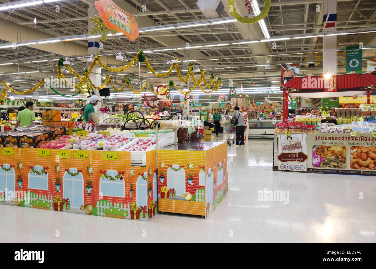 Obst und Gemüse Abschnitt innere Tesco Lotus ein SB Warenhauskette in Bangkok, Thailand. Südost-Asien. Stockfoto