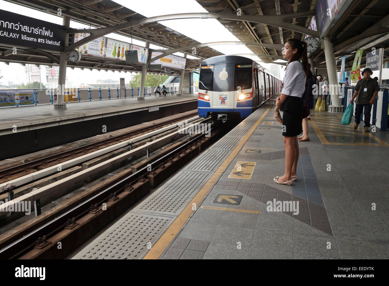 Junge Asiatin wartet an der Sathorn Station, öffentlichen Nahverkehr Skytrain Zug, Bangkok, Thailand, Südostasien. Stockfoto