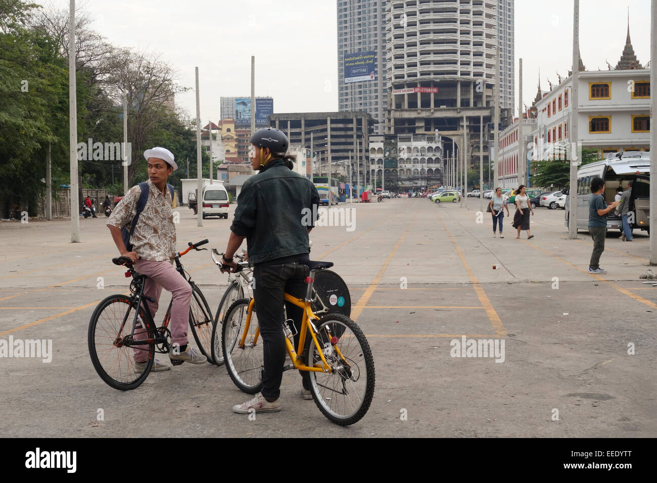 Drei thailändische junge Männer mit Fahrrädern in Bangkok, Thailand. Stockfoto