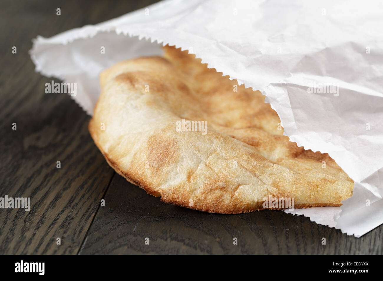 Nahaufnahme von frisch gebackenem Fladenbrot in Papiertüte Stockfoto