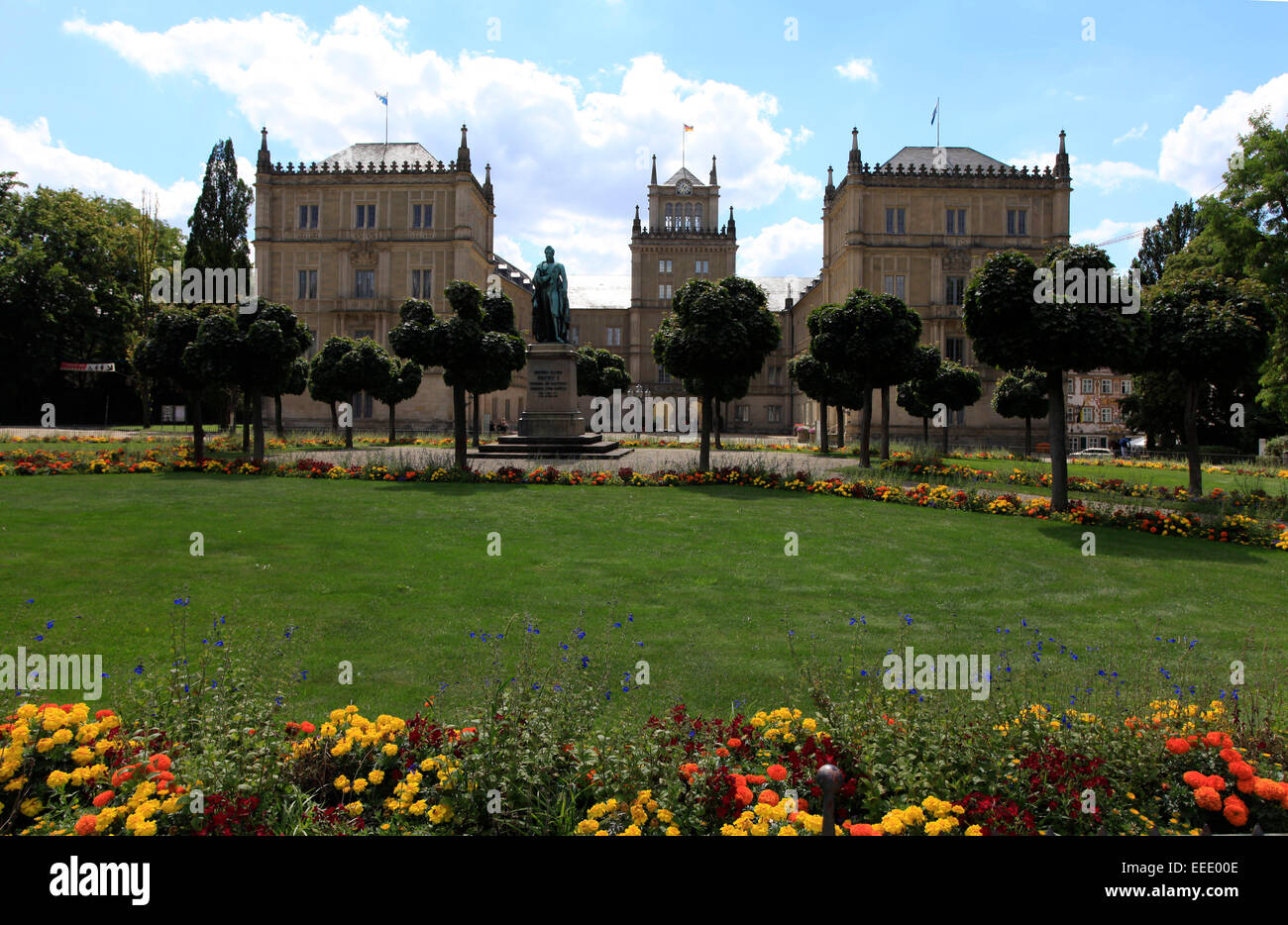 Der Schlossplatz und Schloss Ehrenburg in Coburg. Es wurde von 1825 von Duke Ernst i. erbaut. Vorne ist das Denkmal von Herzog Ernst I. Photo: Klaus Nowotnick Datum: 12. August 2012 Stockfoto