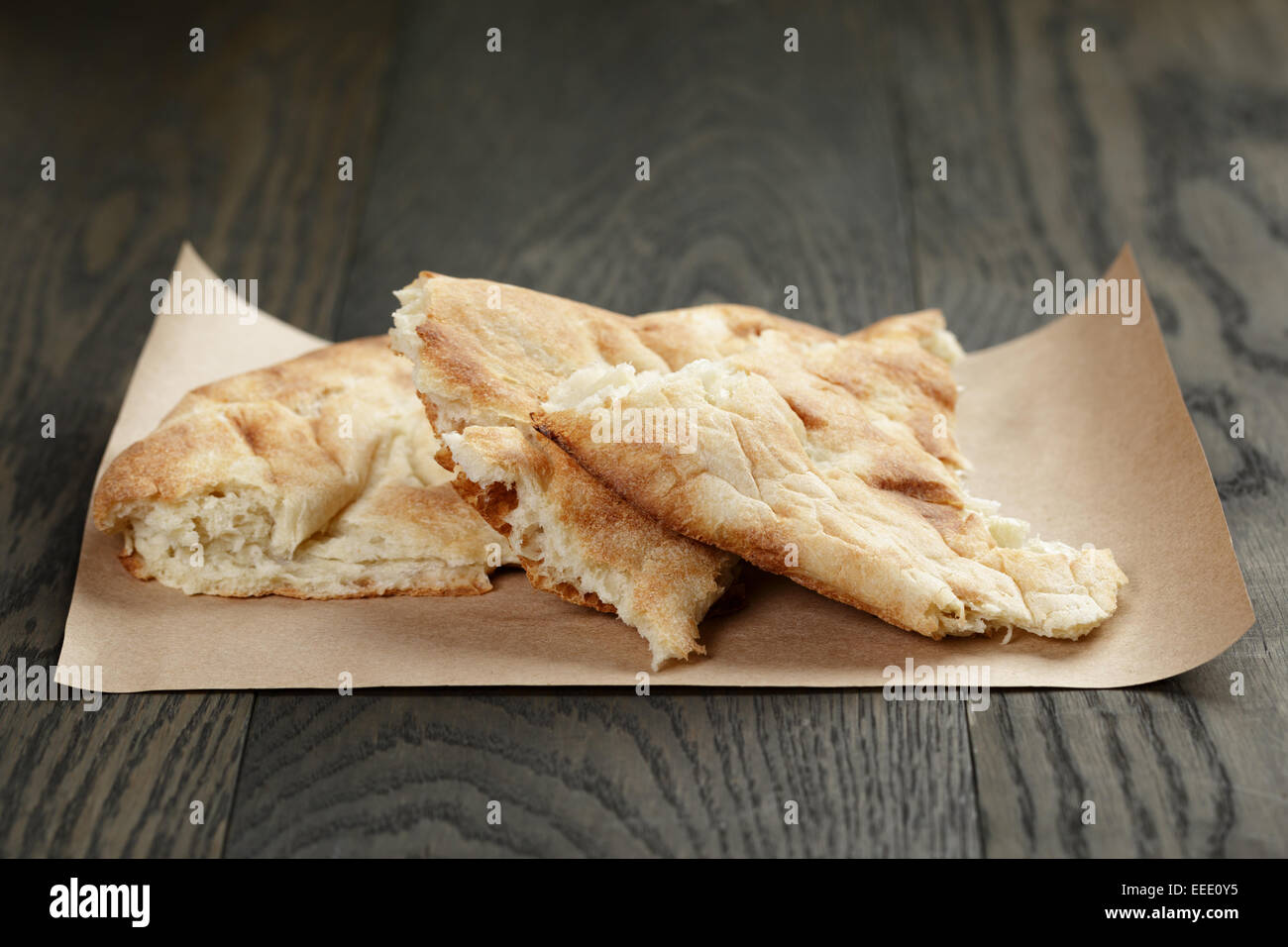 frisch gebackene georgischen Pita-Brot auf Papier, Holz Eichentisch Stockfoto