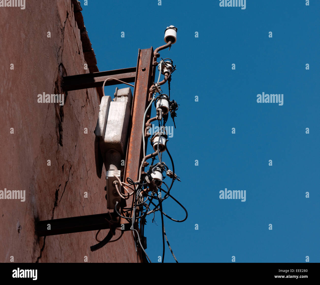 Porzellan-Naben auf Overhead-elektrische Stromkabel für ein Haus in Marrakesch, Marokko Stockfoto