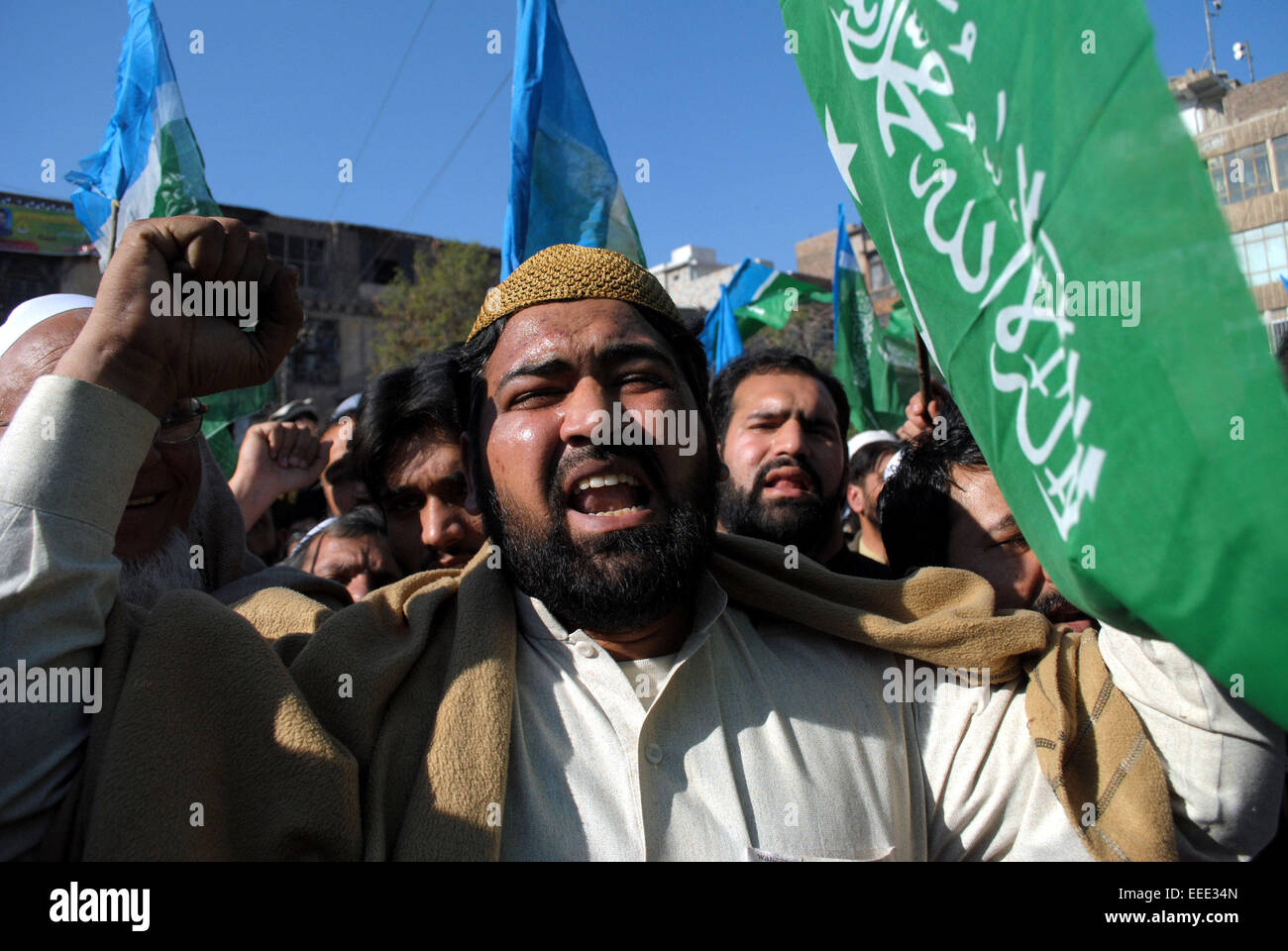 Peshawar. 16. Januar 2015. Menschen in Pakistan rufen Parolen gegen den Druck der satirische Skizzen des Propheten Muhammad durch französische Zeitschrift Charlie Hebdo während einer Protestaktion in Nordwest-Pakistan Peshawar, 16. Januar 2015. Religiöse Parteien in Pakistan protestieren gegen blasphemischen Karikaturen von französischen wöchentliche Zeitschrift Charlie Hebdo veröffentlicht. © Umar Qayyum/Xinhua/Alamy Live-Nachrichten Stockfoto