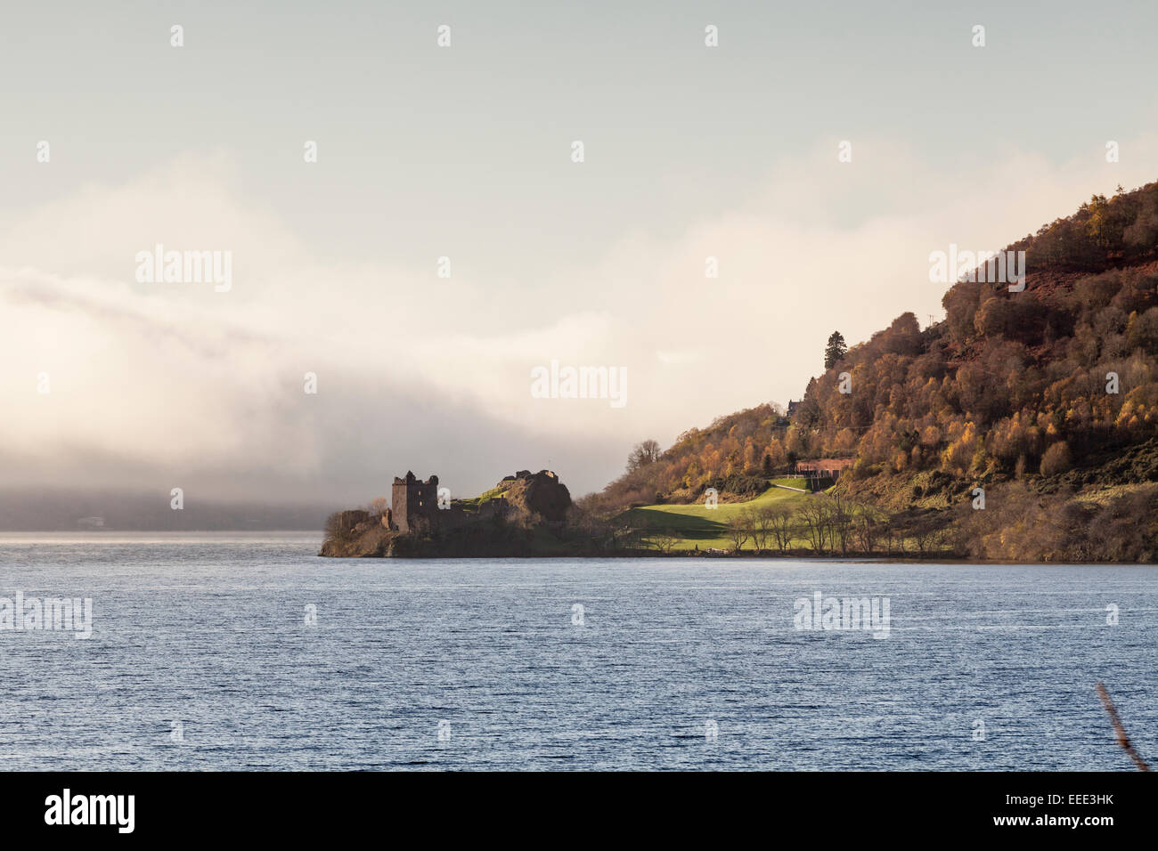 Urquhart Castle am Ufer des einen nebligen Loch Ness. Stockfoto