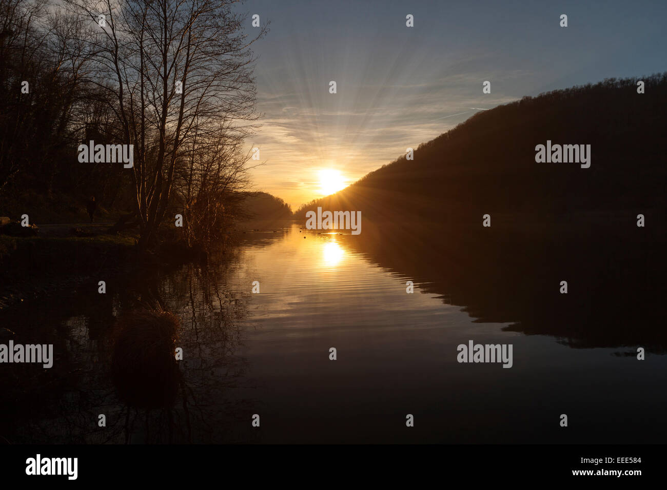 Ein schöner Sonnenuntergang Spiegelung auf dem See. Lago del Segrino, Lombardei, Italien Stockfoto