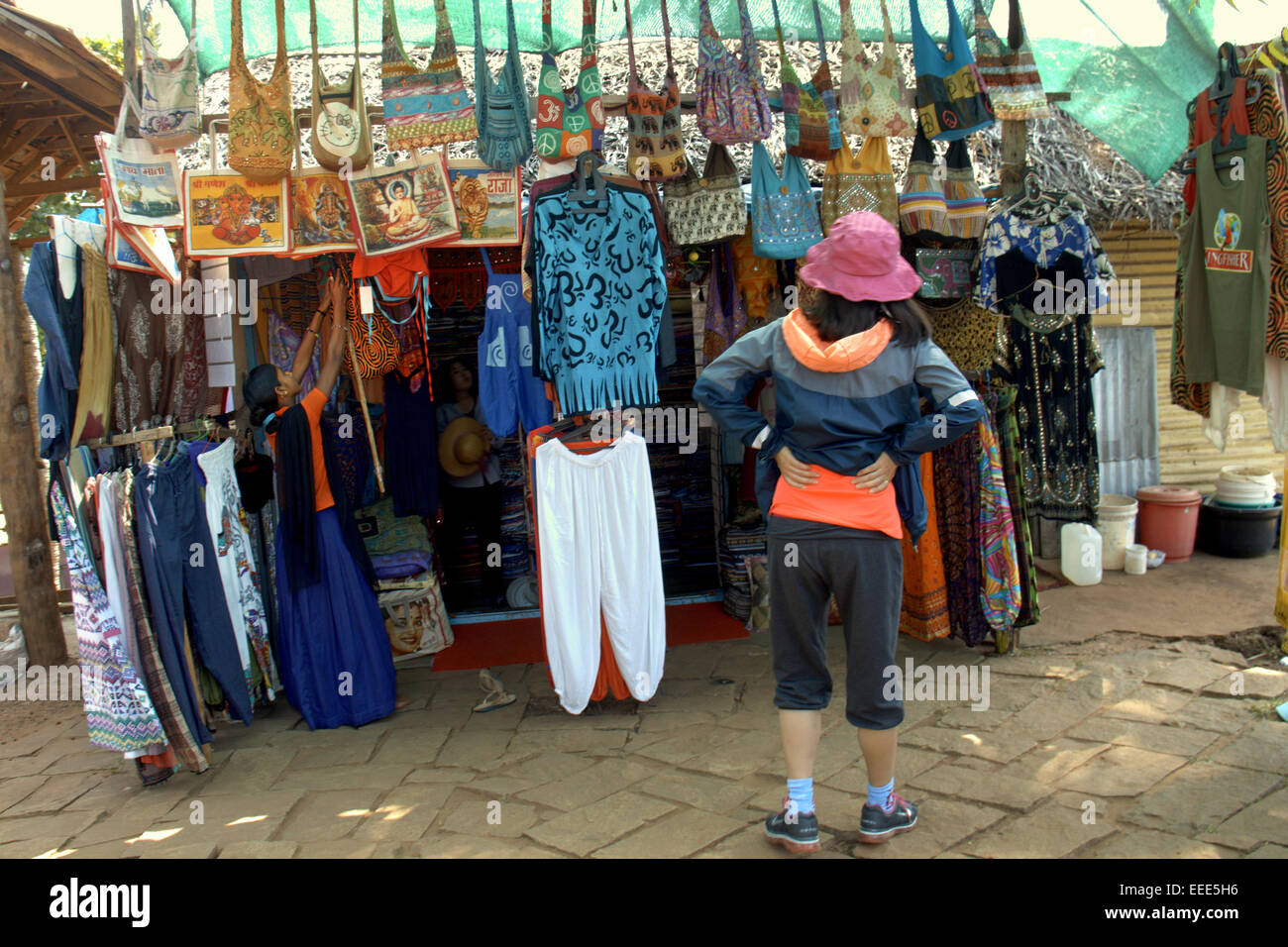 Touristische Kontrolle der Straßenhändler, die indische Baumwolle Kleidung und Waren, varkala, Papanasam Beach, Kerala, Indien, pradeep Subramanian Stockfoto