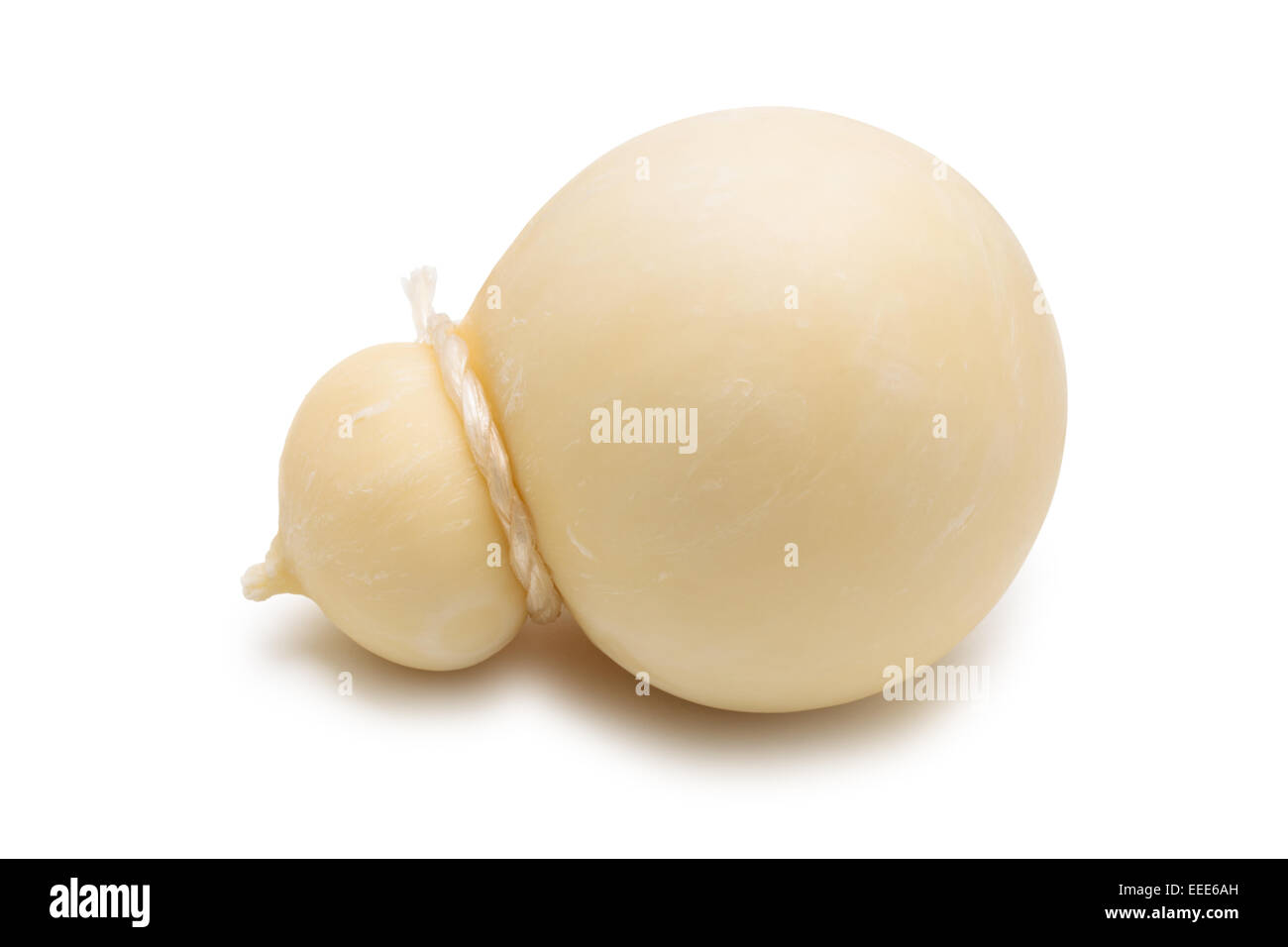 Italienische getrocknete Mozzarella auf Schneidebrett. Stockfoto