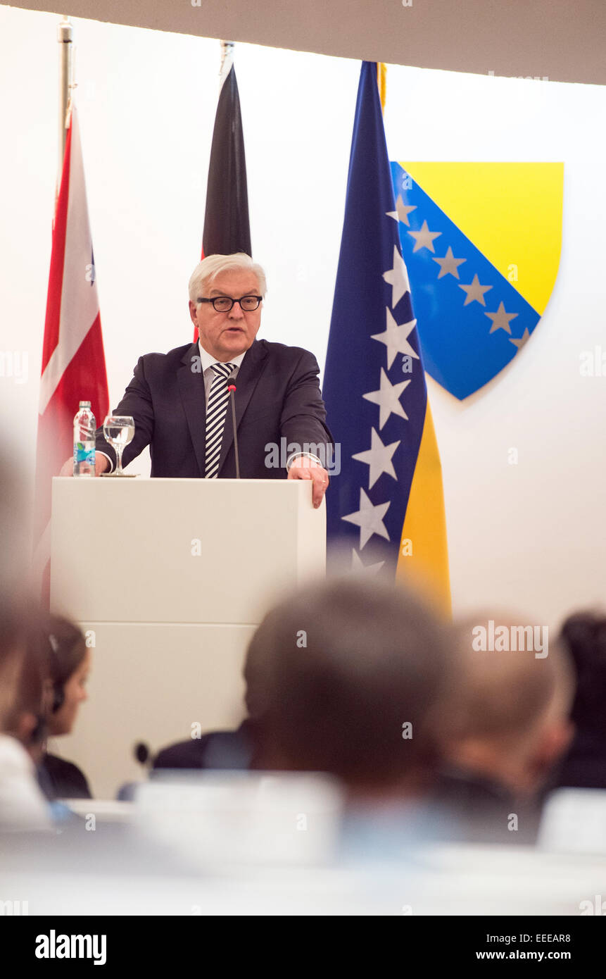 Anlässlich seiner Reise mit der britische Außenminister Hammond spricht Deutsch Außenminister Frank Walter Steinmeier (SPD) im Parlament von Bosnien und Herzegowina in Sarajevo, Bosnien und Herzegowina, 16. Januar 2015. Der Besuch folgt beide Außenminister Bosnien-Initiative. Foto: BERND VON JUTRCZENKA/dpa Stockfoto