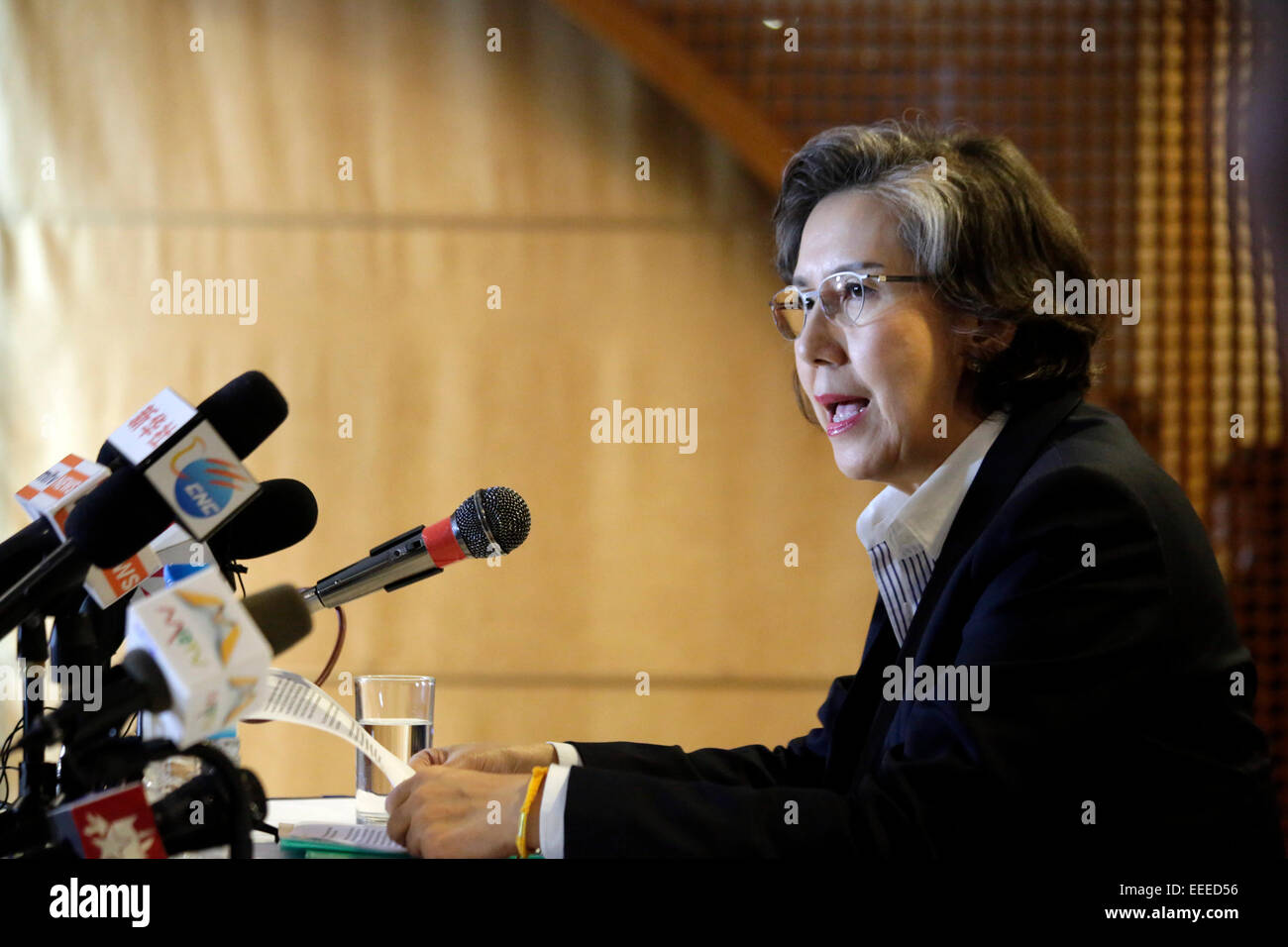 Yangon, Myanmar. 16. Januar 2015. UN-Sonderberichterstatter zur Lage der Menschenrechte in Myanmar Yanghee Lee liest ihre Aussage zu Medien auf einer Pressekonferenz in Yangon, Myanmar, 16. Januar 2015. UN-Sonderberichterstatter zur Lage der Menschenrechte in Myanmar Yanghee Lee am Freitag erwartet weitere zukünftige Zusammenarbeit mit der Regierung und die Menschen in Myanmar auf verstärkte Förderung und Schutz der Menschenrechte im Land. © U Aung/Xinhua/Alamy Live-Nachrichten Stockfoto